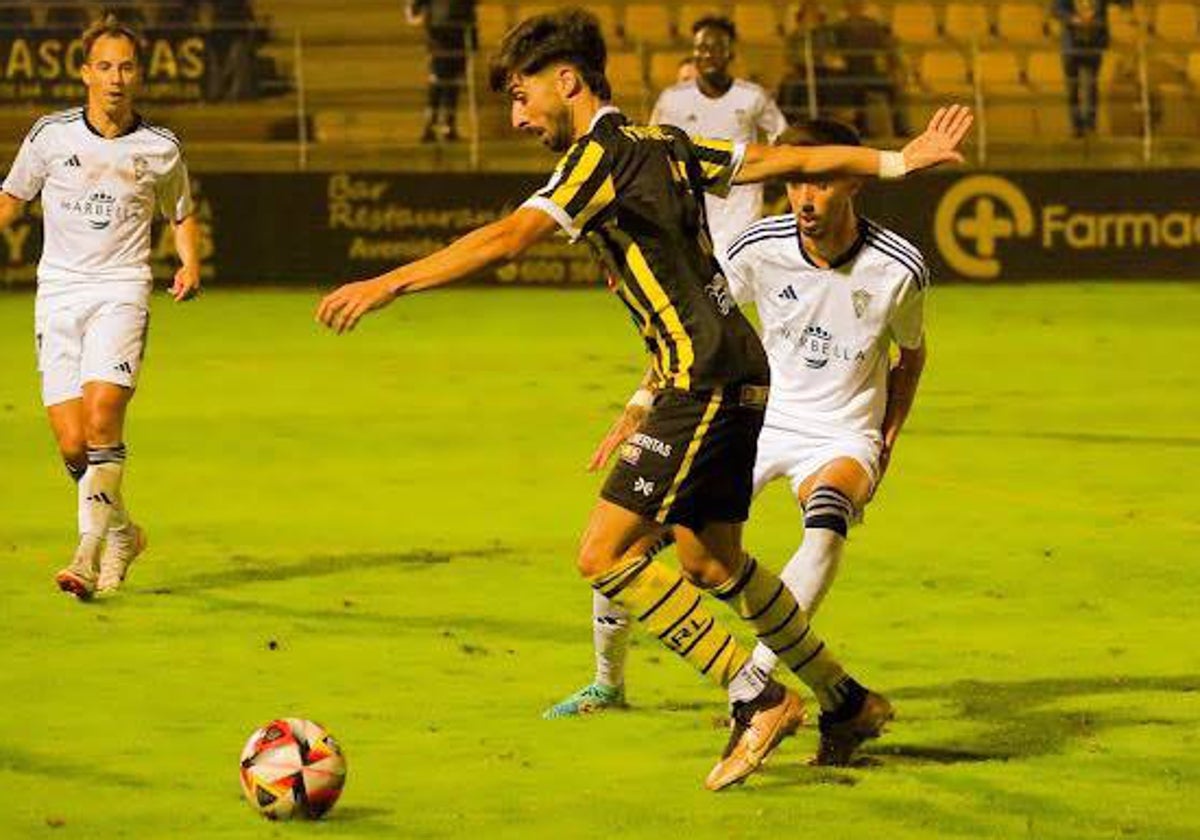 Fran Ávila defendido por un rival durante el pasado San Roque de Lepe-Marbella