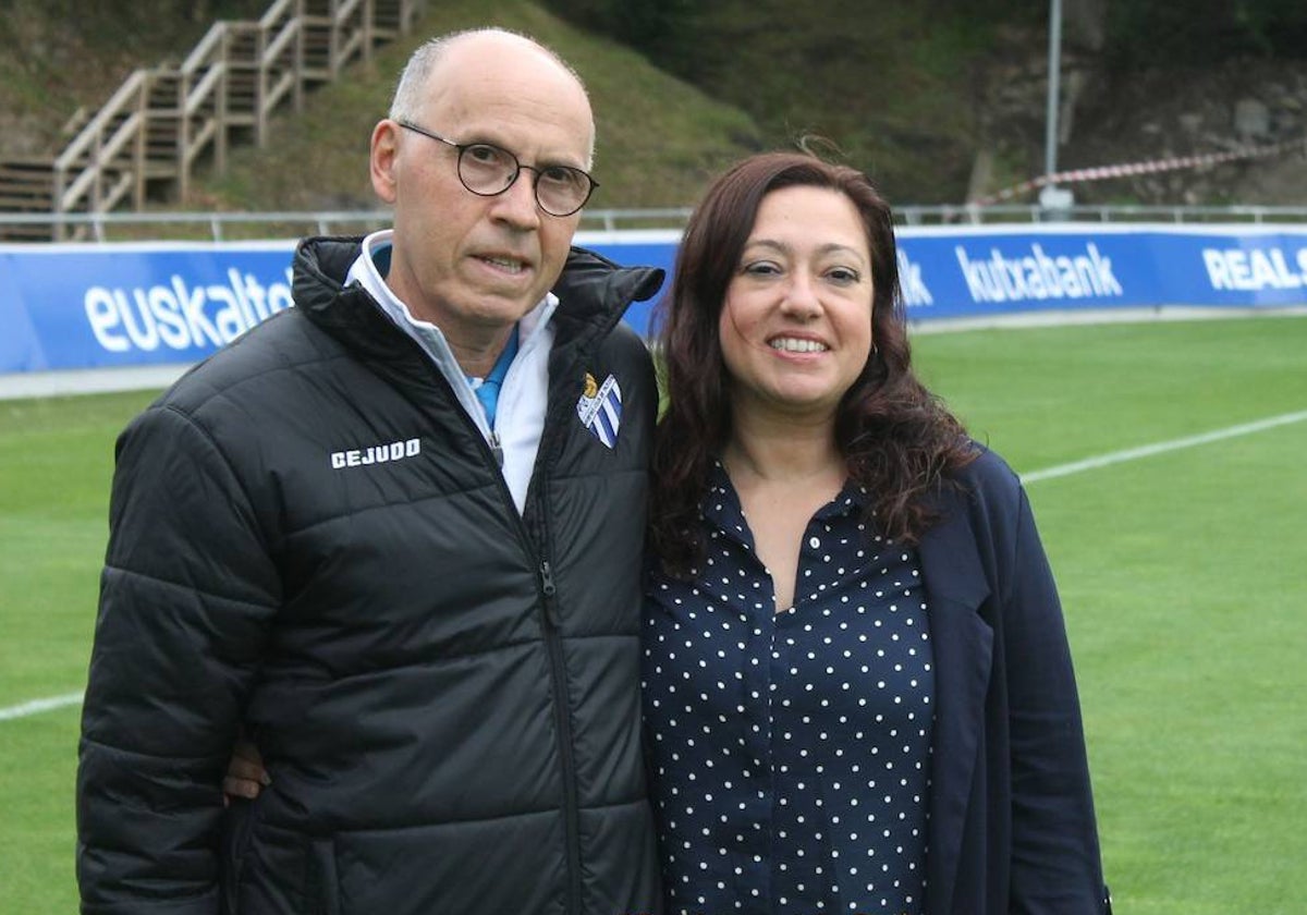 Manuela Romero sonriente junto a Antonio Toledo