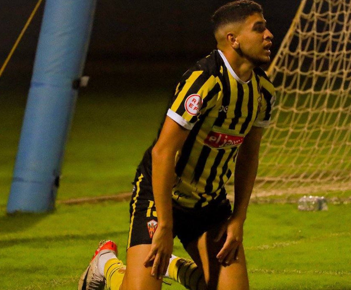 Mizzian en el suelo durante el partido ante el Sevilla Atlético