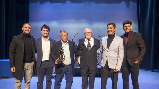 Alzugaray, con su premio, rodeado de periodistas de Huelva