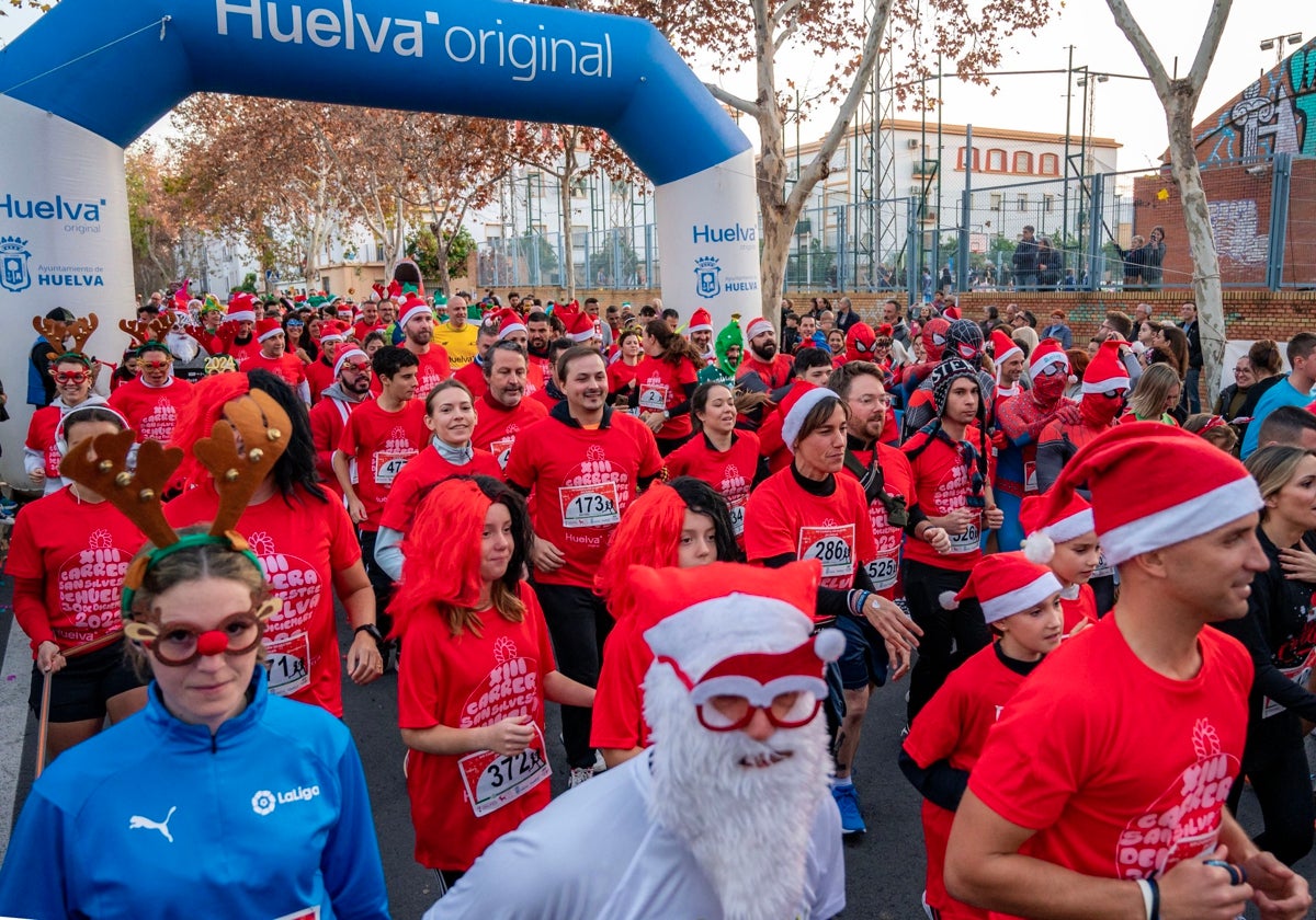 La salida de la San Silvestre de Huelva desde el Andrés Estrada