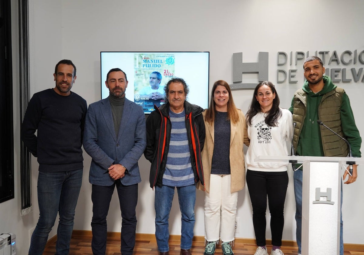 Manuel Pulido (centro), bien rodeado en la presentación del cross que lleva su nombre