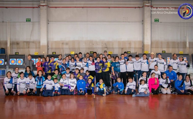 Imagen principal - Leyre Fernández representa en Nimes al Club Asirio, que acude con 56 arqueros al Andaluz en Sala