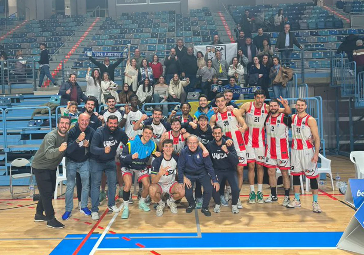 El UDEA Algeciras celebrando su victoria de esta tarde contra el Ciudad de Huelva