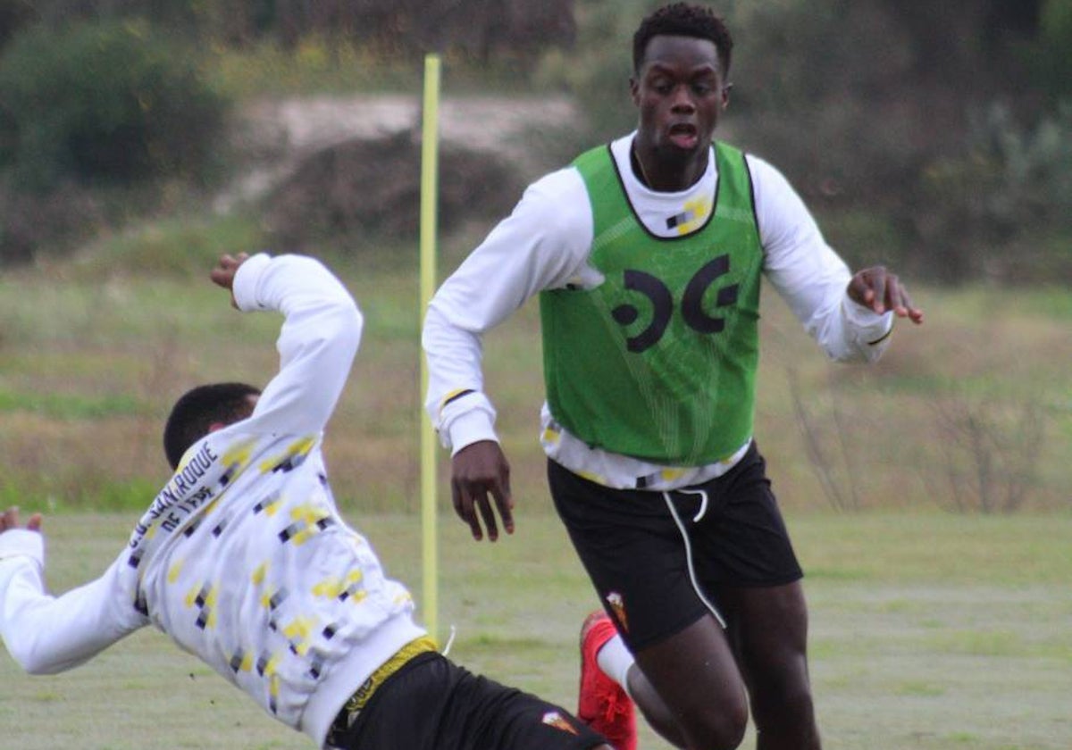 Lance en un entrenamiento del conjunto aurinegro