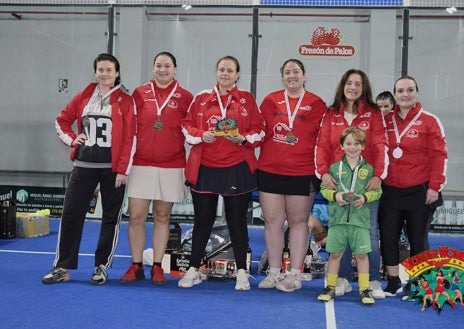 Imagen secundaria 1 - Las organizadoras del torneo, campeonas Plata y subcampeonas Bronce