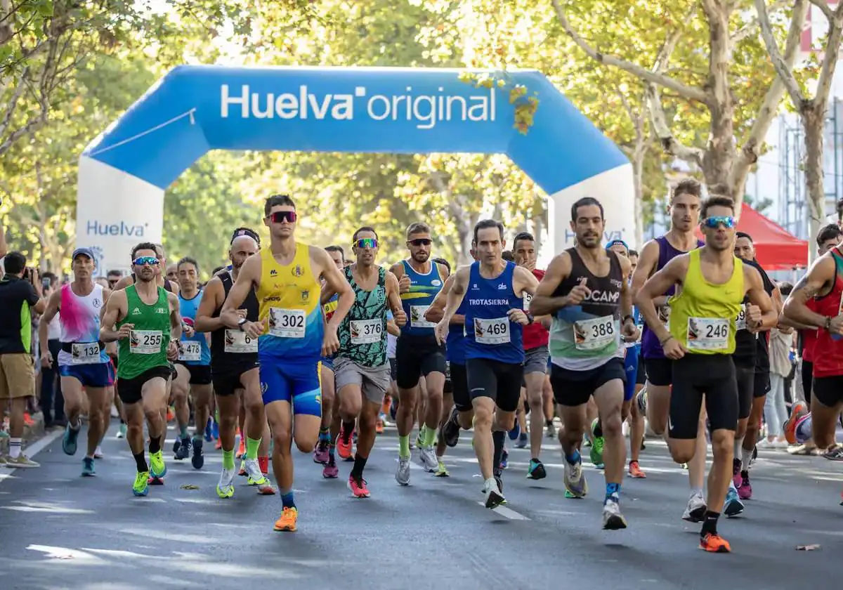 La salida de la Vuelta a Huelva en su edición de 2023