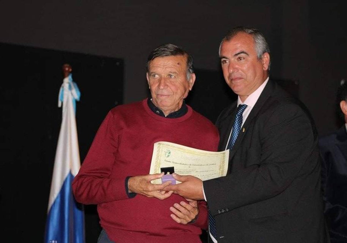 Martín Fernández recibe un reconocimiento del delegado de la RFAF en Huelva, José Antonio Fernández