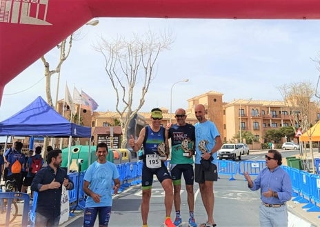 Imagen secundaria 1 - Campeonato de Andalucía de Duatlón en Punta Umbría: Oro para Sandra Schenkel y medalla de cariño para Emilio Martín