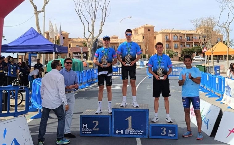 Imagen principal - Campeonato de Andalucía de Duatlón en Punta Umbría: Oro para Sandra Schenkel y medalla de cariño para Emilio Martín