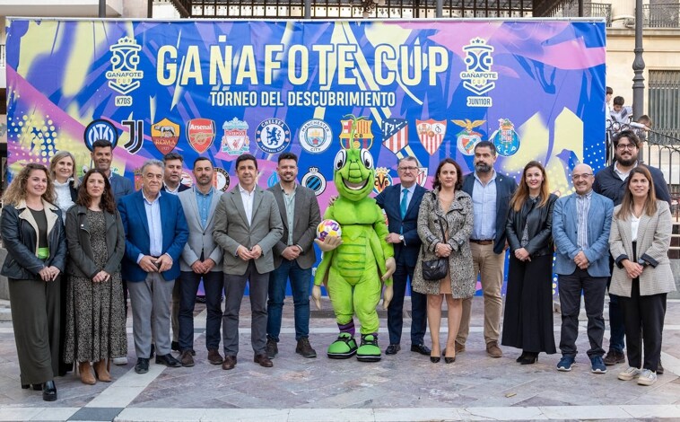 Imagen principal - Autoridades y participantes en la octava edición de la Gañafote Cup durante el acto de este viernes en el centro de Huelva