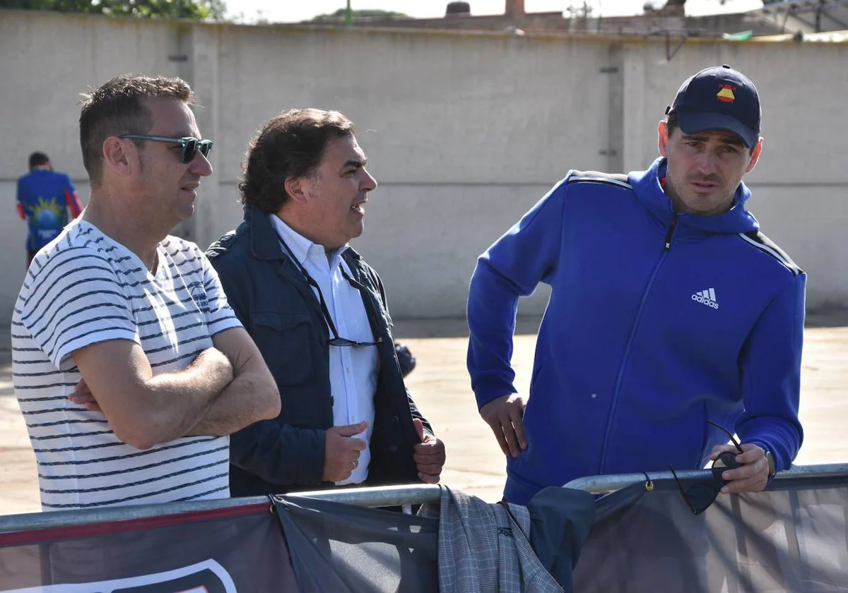 Iker Casillas dialogando con el alcalde de Punta Umbría, José Carlos Hernández Cansino