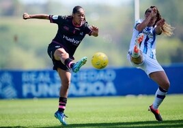 Rayderlin Carrasco en el momento de hacer el gol del empate del Sporting Huelva con la Real Sociedad