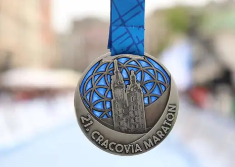 Imagen secundaria 1 - La maratón de Cracovia es la prueba más importante de Polonia y reunió a atletas de 70 nacionalidades distintas