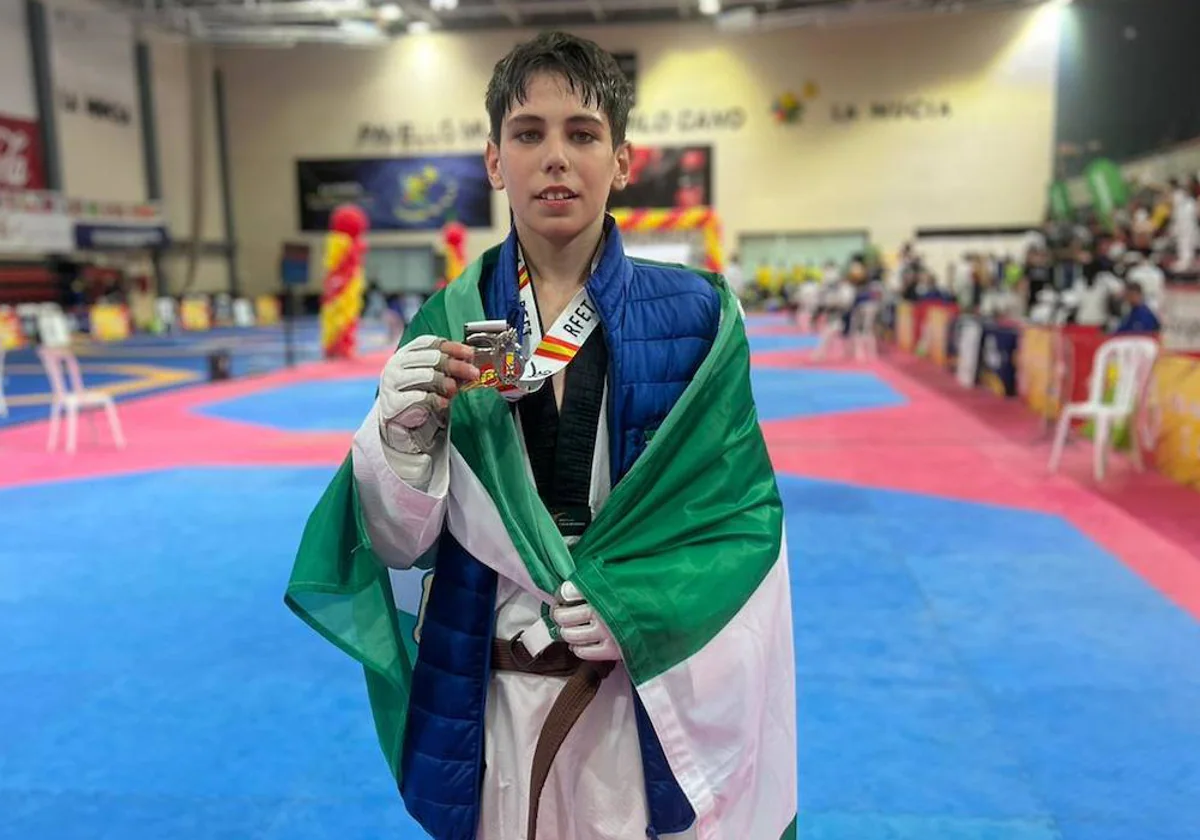 El joven taekwondista de Huelva Adrián Luque con su medalla de plata en La Nucía