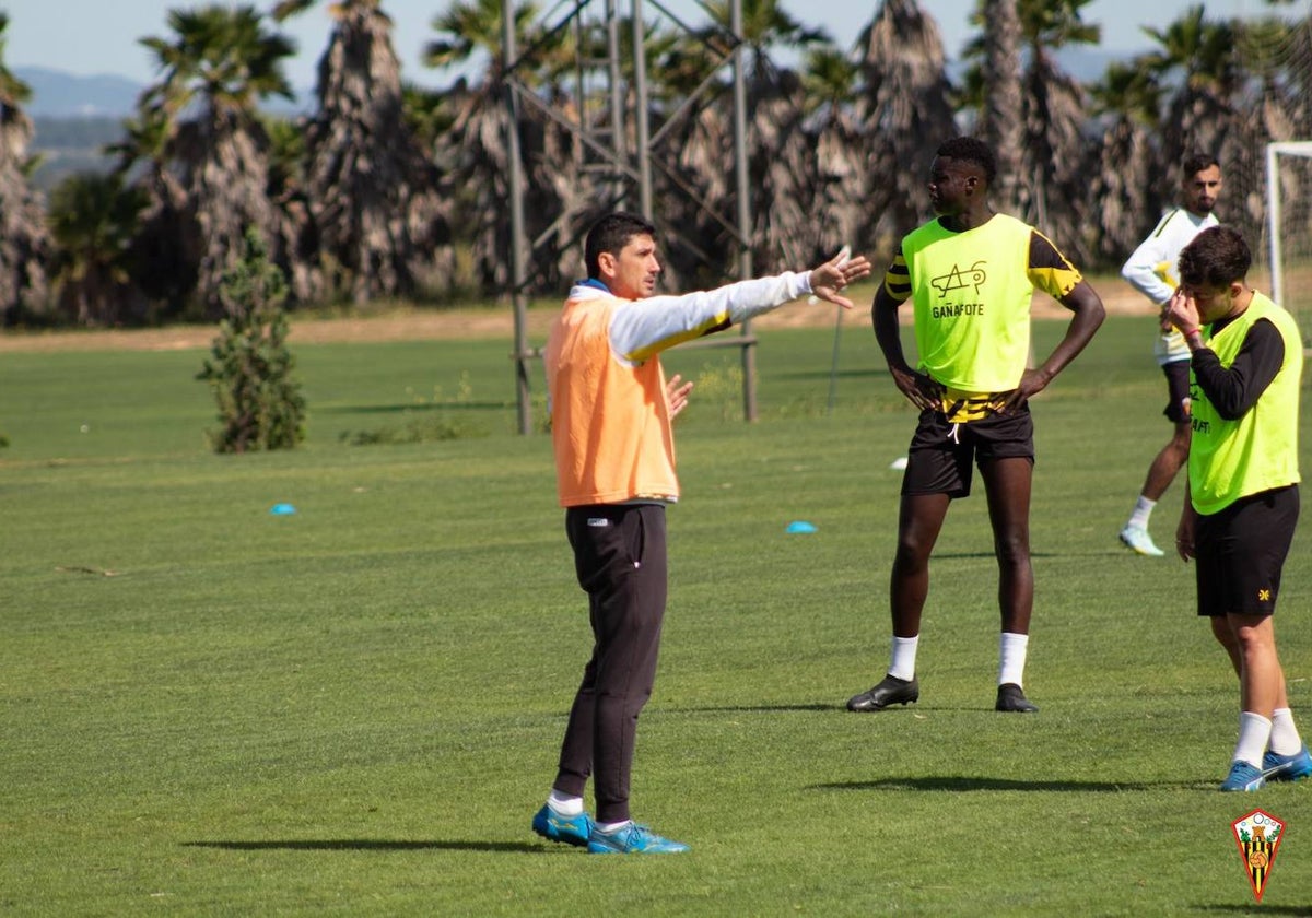 Juanma Pavón dirige un entrenamiento de su equipo