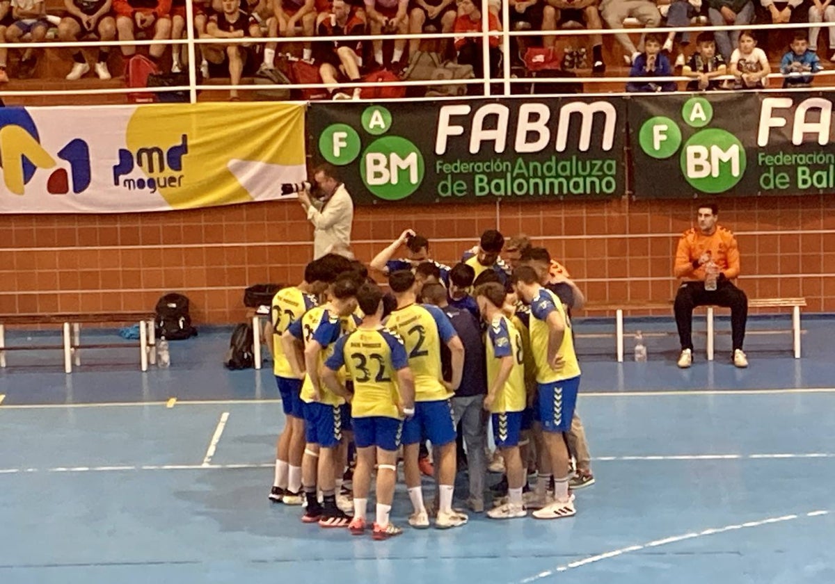 Tiempo muerto del PAN Moguer ante el Málaga Balonmano