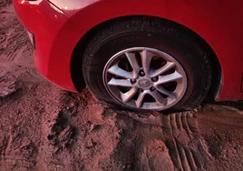 Un árbitro onubense reclama justicia tras encontrar rajadas las ruedas de su coche al término de un partido