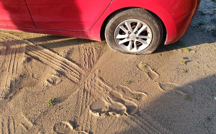 Imagen principal - Un árbitro onubense reclama justicia tras encontrar rajadas las ruedas de su coche al término de un partido