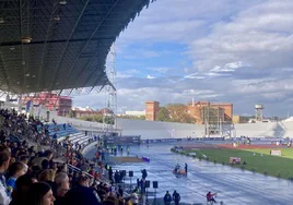 Gran ambiente en la tribuna del estadio Iberoamericano 'Emilio Martín'