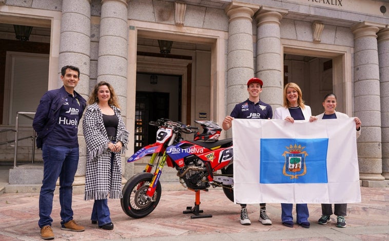 Imagen principal - Paquito Gómez: «Estoy seguro de que van a venir muchos triunfos, muchos podios y muchas alegrías para el equipo y para Huelva»