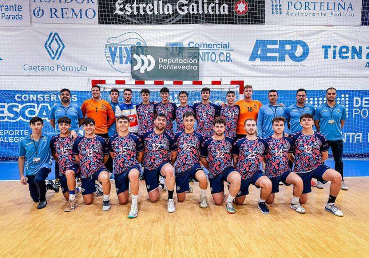 La plantilla y el cuerpo técnico del PAN Moguer que han logrado el ascenso a la Primera Nacional