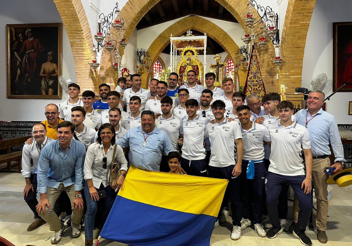 Directivos, técnicos, jugadores y aficionados del club amarillo celebran el ascenso con su patrona