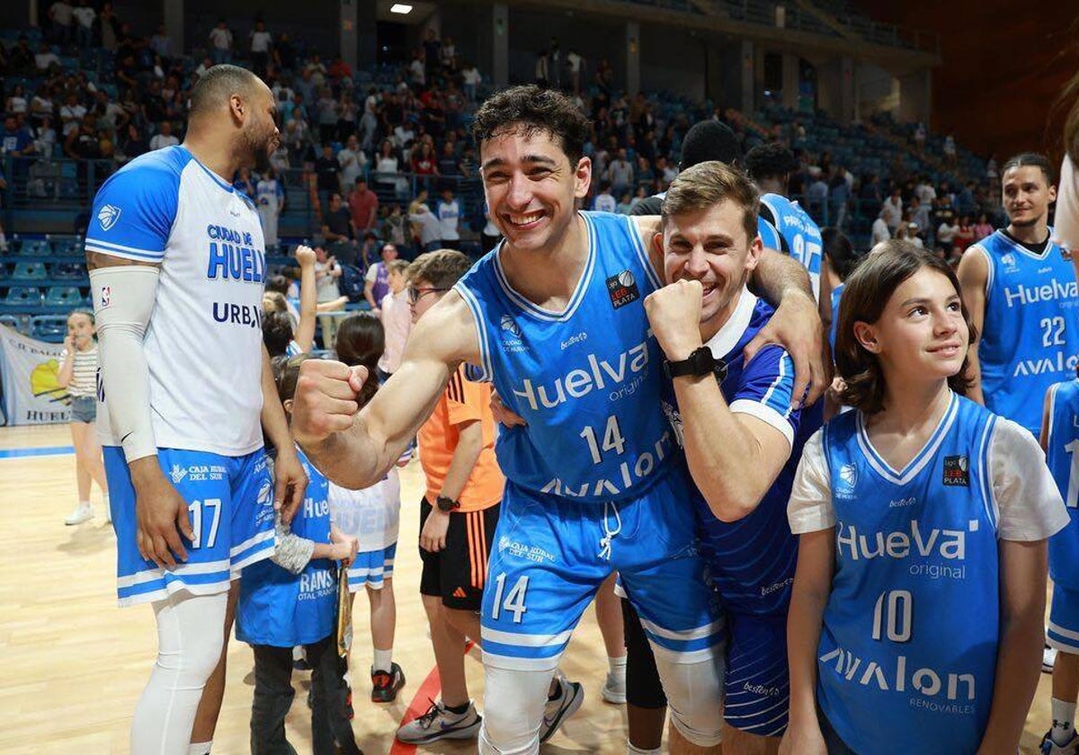 Fede Ristori junto a Fran Cárdenas tras la victoria del Ciudad de Huelva ante el CB Salou en el 'play-off'