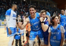 Fede Ristori junto a Fran Cardenas tras la victoria del Ciudad de Huelva ante el CB Salou en el 'play-off'