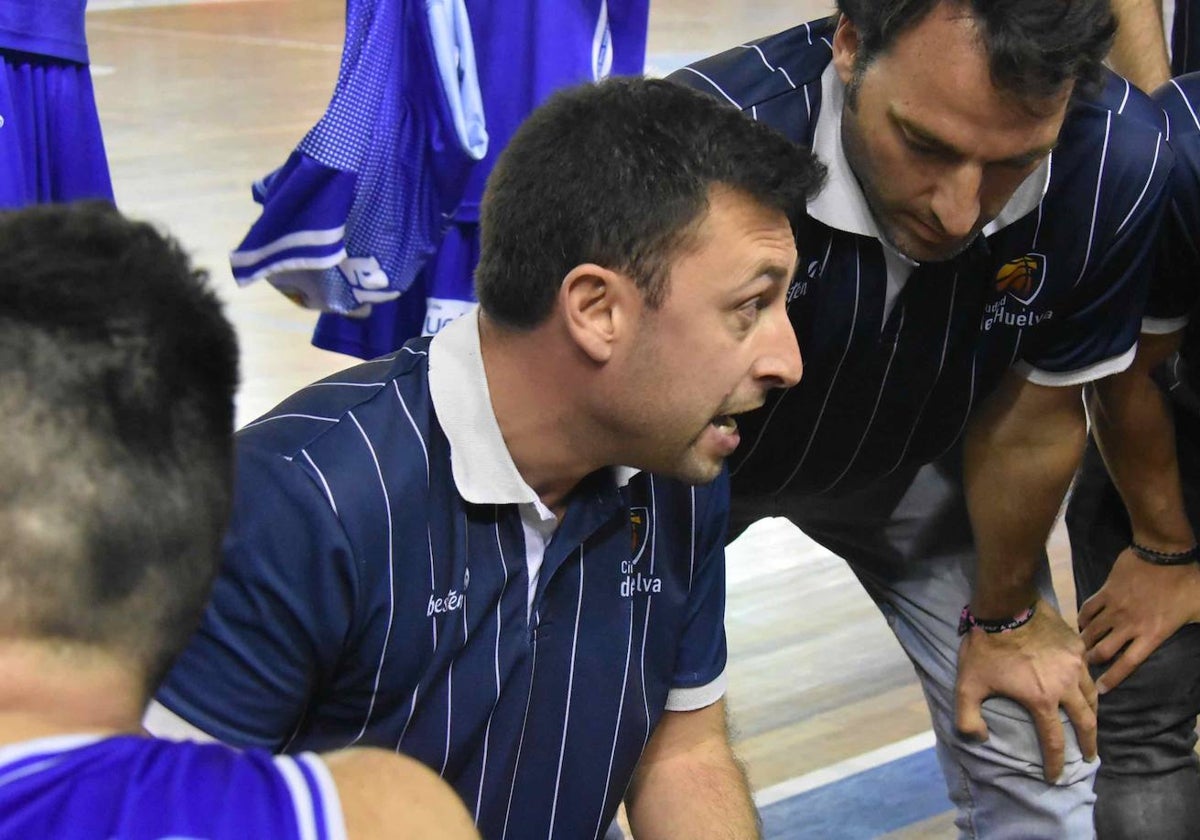 Pedro Vadillo en su etapa como técnico del equipo masculino del Ciudad de Huelva