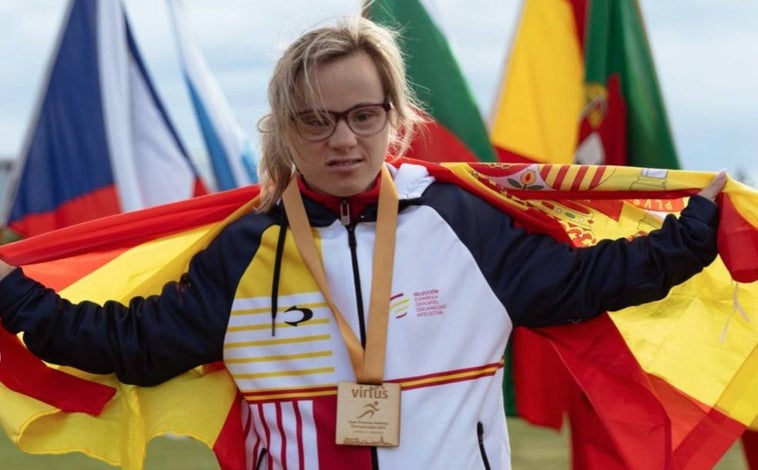 Imagen principal - Nico Castaño y Blanca Betanzos arrasan en el Europeo Virtus con tres medallas cada uno