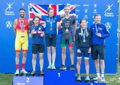 Imagen secundaria 1 - Pablo González, Santiago Muros y Enrique Rodríguez, en sus respectivos podios del Campeonato de Europa