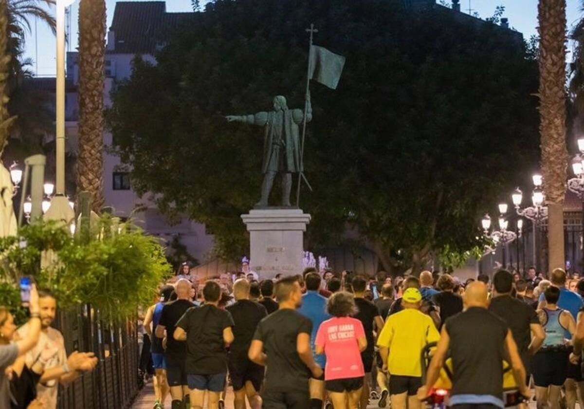 La salida de la edición del año pasado de la Carrera Nocturna de Huelva