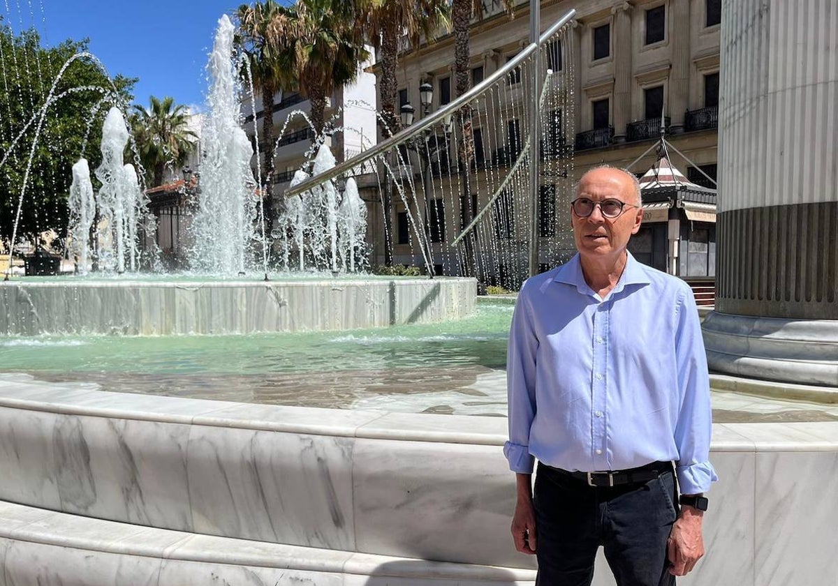 Antonio Toledo en la fuente de la Plaza de las Monjas