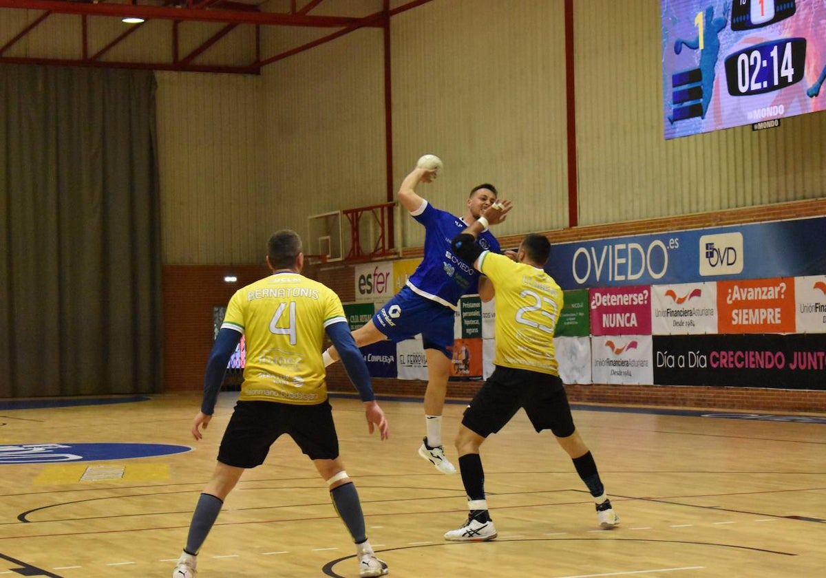 Carlos González en un partido con el Oviedo en la División de Honor Plata