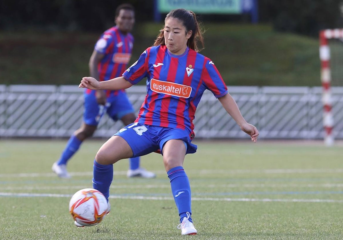 Honoka Yonei durante un encuentro liguero con la camiseta del Éibar