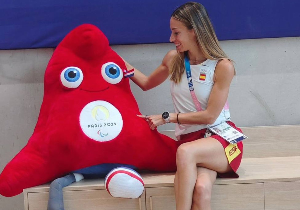 Laura García-Caro, con la mascota de los Juegos Olímpicos de París 2024