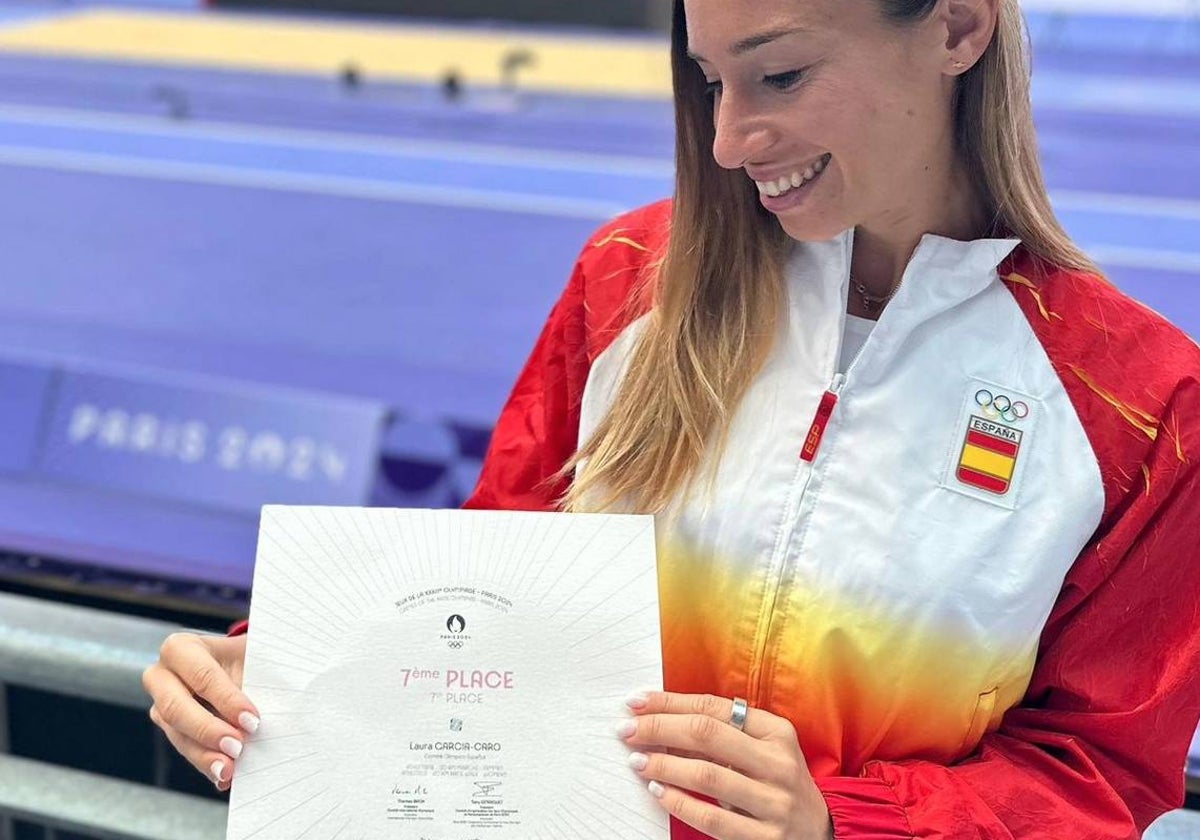 Laura García-Caro, con el diploma olímpico logrado en los Juegos de París