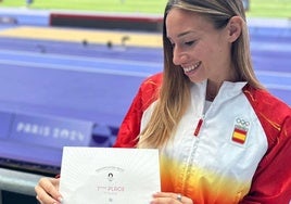 Laura García-Caro muestra su diploma olímpico: «Empiezo a procesar lo vivido»