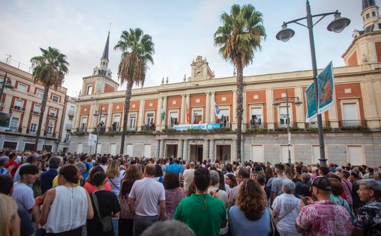 Imagen principal - Huelva ofrenda una terapia de cariño a Carolina Marín