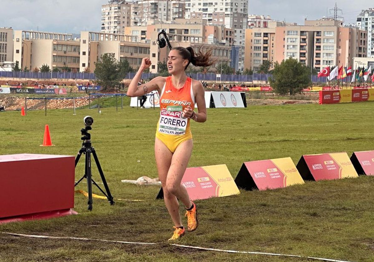 María Forero, cruzando la línea de meta como subcampeona europea Sub 23