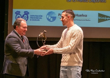 Imagen secundaria 1 - Carolina Marín, Premio a la Excelencia Deportiva: «Es un placer y un honor, me siento feliz de estar en casa»