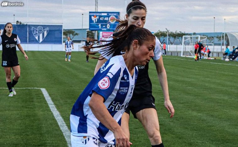 Imagen principal - El Sporting Huelva da a su afición la primera victoria de la temporada (1-0)