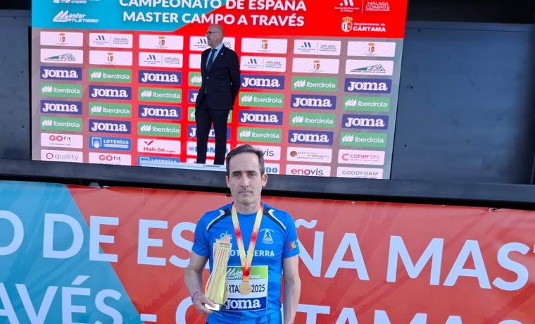 José Luis Ferrer, con la medalla y el trofeo