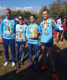 Imagen secundaria 2 - Sandra Schenkel, en el podio del relevo mixto, con sus compañeras de club y con los medallistas del relevo mixto