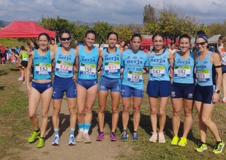 Imagen secundaria 1 - Sandra Schenkel, en el podio del relevo mixto, con sus compañeras de club y con los medallistas del relevo mixto