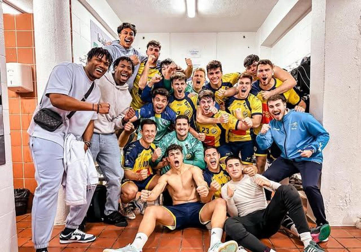 Los jugadores del PAN Moguer celebrando su victoria contra el Balonmano Sanse