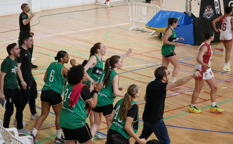 Imagen principal - Diferentes momentos de la ronda de octavos de final del campeonato