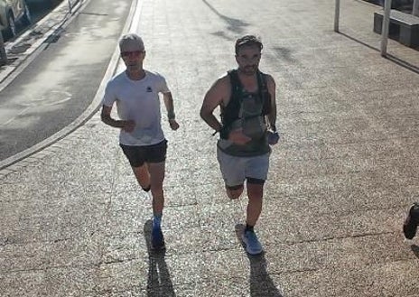 Imagen secundaria 1 - Tres momentos del maratón, en el que Martín Fiz ha estado unos kilómetros con Enrique Llimona