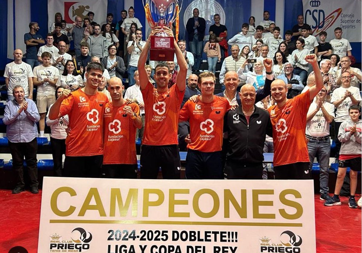 Álvaro Robles reina con sus compañeros del TM Priego en España